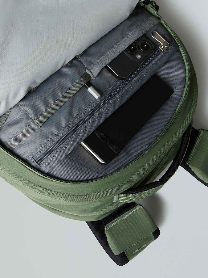 The North Face Borealis Backpack | BARK MIST/TNF BLACK (D0L)