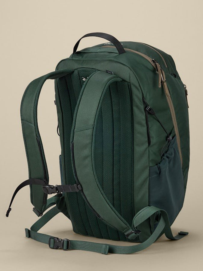 Arc'teryx Mantis 26 Backpack | DARK JADE/MONGOOSE