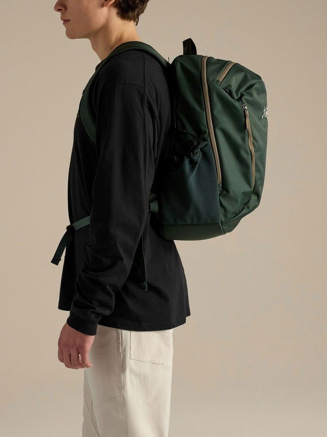 Arc'teryx Mantis 26 Backpack | DARK JADE/MONGOOSE