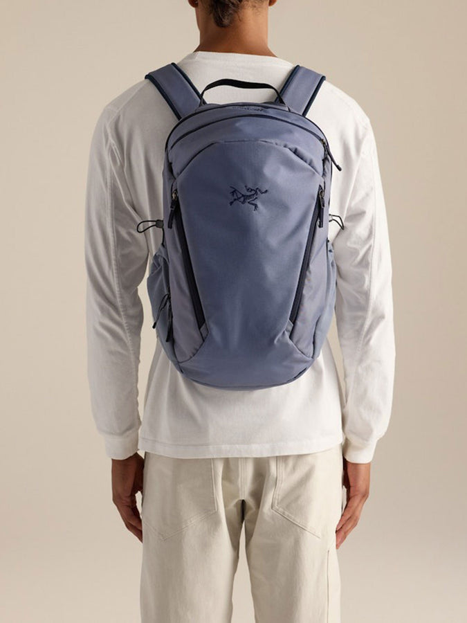 Arc'teryx Mantis 26 Backpack | STRATUS/BLACK SAPPHIRE