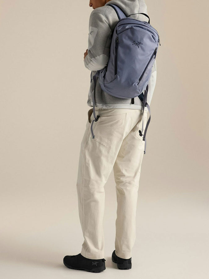 Arc'teryx Mantis 26 Backpack | STRATUS/BLACK SAPPHIRE