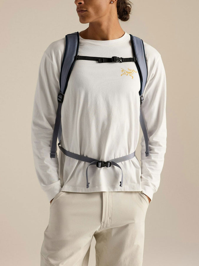 Arc'teryx Mantis 26 Backpack | STRATUS/BLACK SAPPHIRE