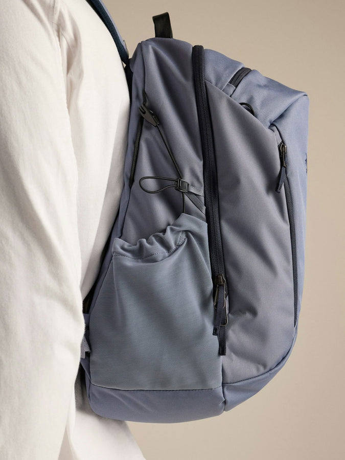 Arc'teryx Mantis 26 Backpack | STRATUS/BLACK SAPPHIRE