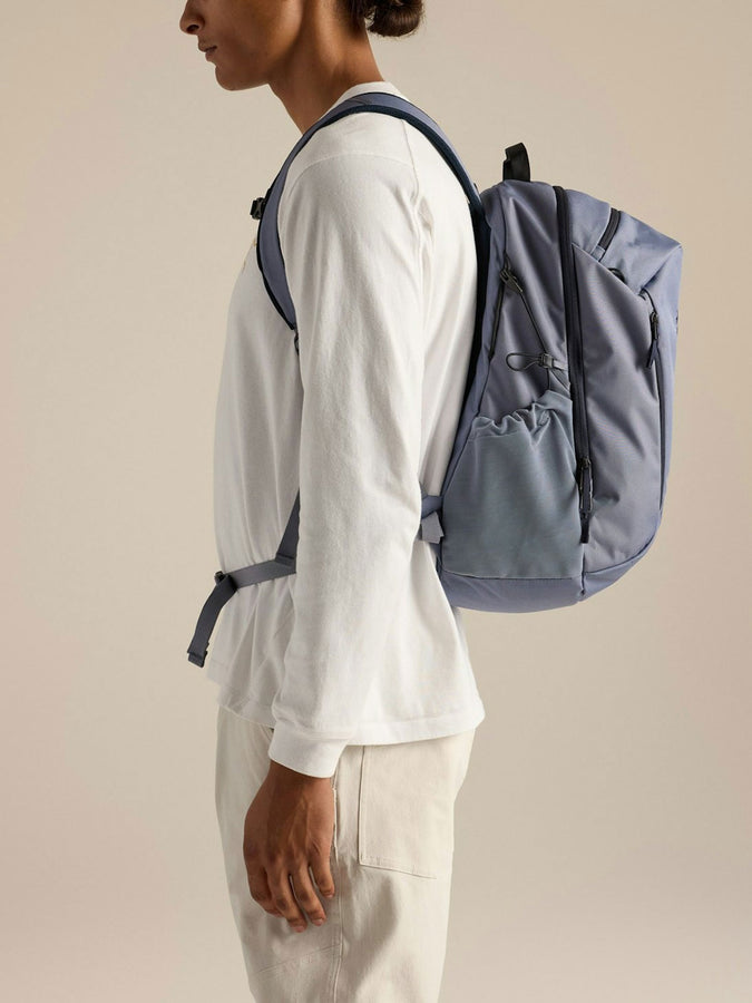 Arc'teryx Mantis 26 Backpack | STRATUS/BLACK SAPPHIRE