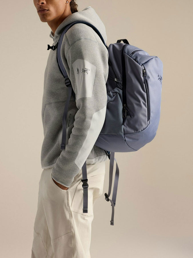 Arc'teryx Mantis 26 Backpack | STRATUS/BLACK SAPPHIRE