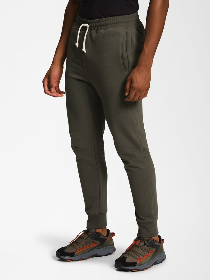 The North Face Heritage Patch Sweatpants | NEW TAUPE GREEN (21L)