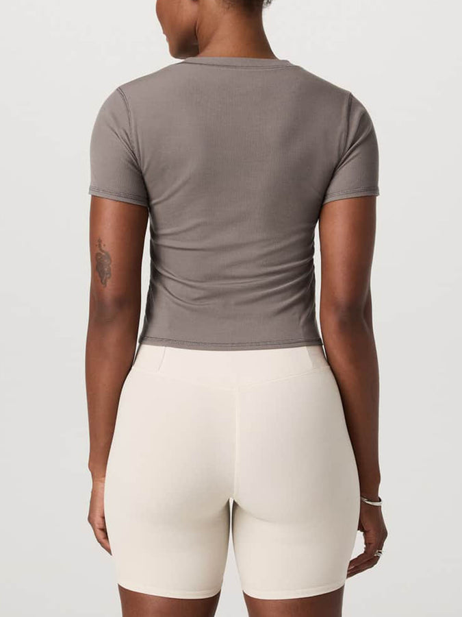 Vuori Pose Fitted T-Shirt Fall 2025 |SMOKEY TAUPE (STP)