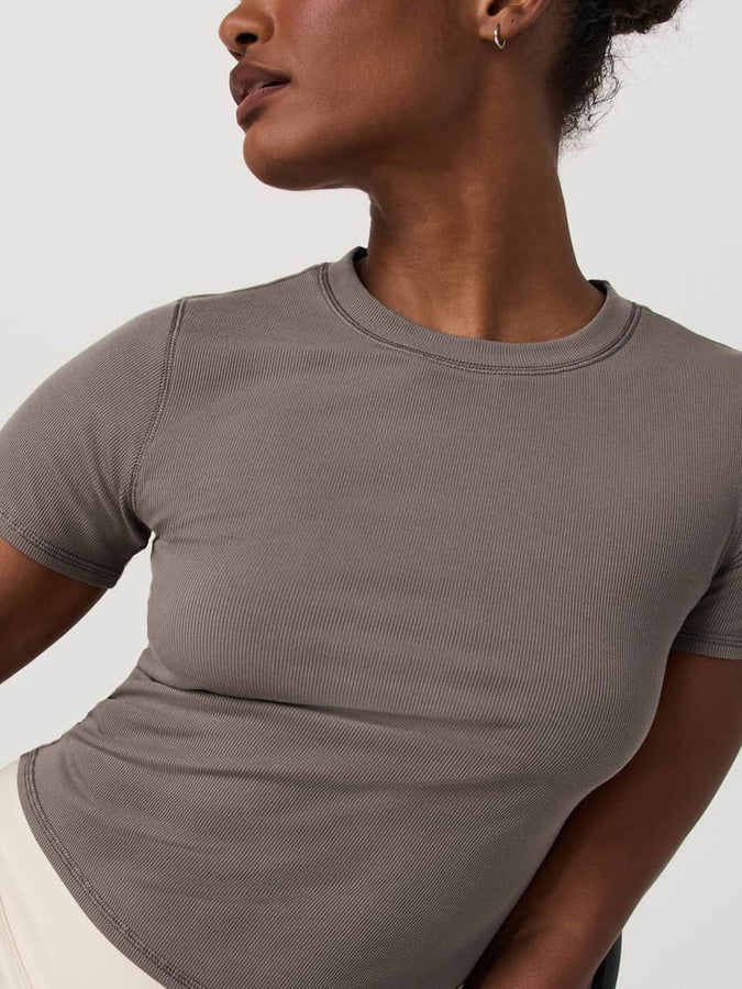 Vuori Pose Fitted T-Shirt Fall 2025 |SMOKEY TAUPE (STP)
