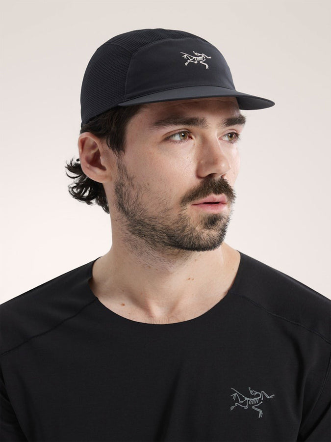 Arcteryx Norvan Mesh 5 Panel Snapback Hat | BLACK/ARCTIC SILK