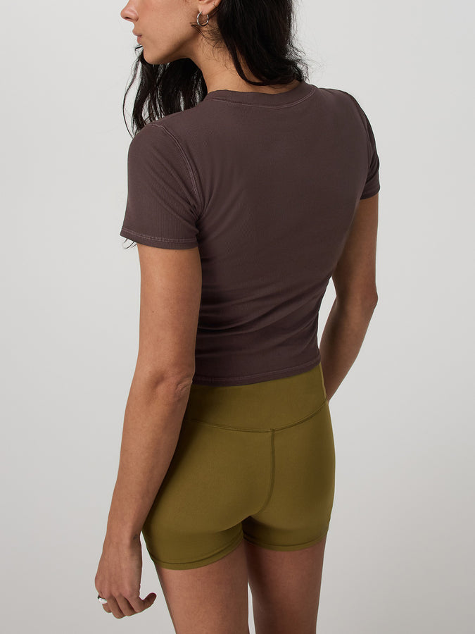 Vuori Pose Fitted T-Shirt Spring 2026 | FRENCH ROAST (FRS)