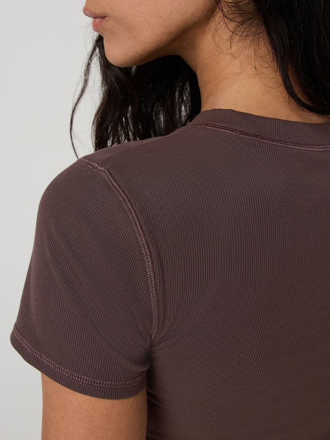 Vuori Pose Fitted T-Shirt Spring 2026 | FRENCH ROAST (FRS)