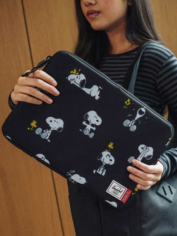 Herschel x Peanuts Anchor 14'' Tech Sleeve | SNOOPY/WOODSTOCK BLACK (07757)